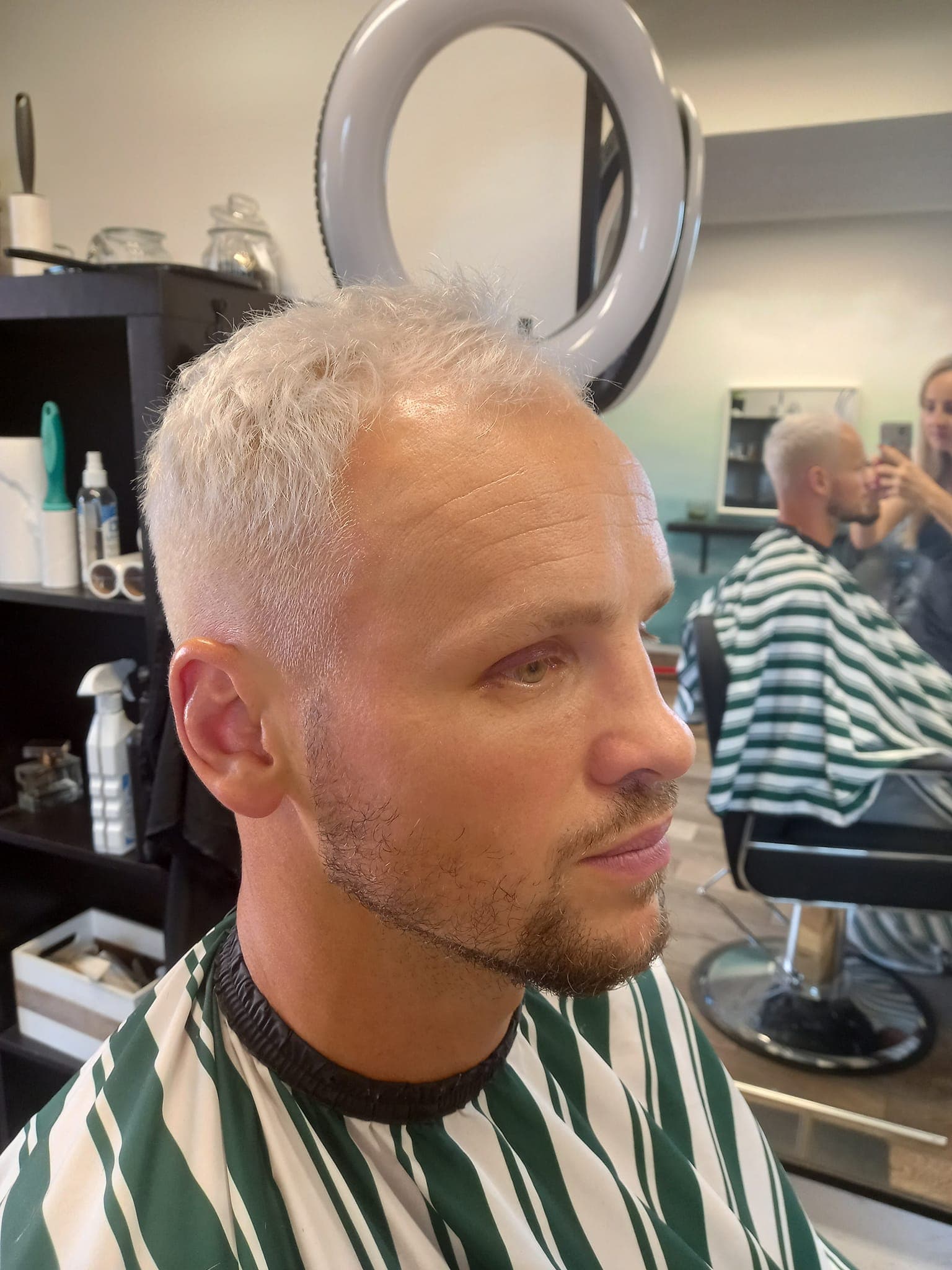 Úprava vousů břitvou v salonu Upomalé